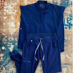 FIGS Women's Navy joggers & top set